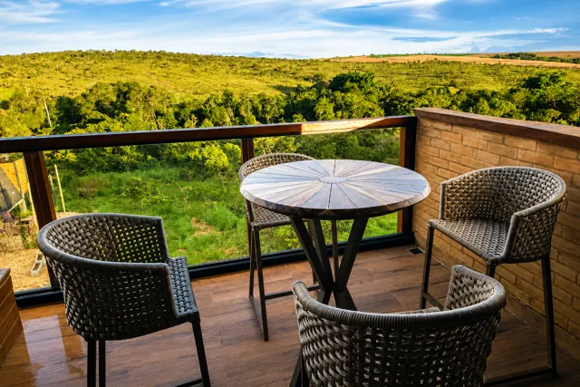 Varanda com mesa e vista para o cerrado